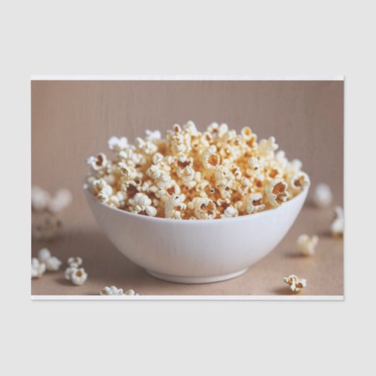 Een kom popcorn met wat verspreid tissuepapier (Voorkant)