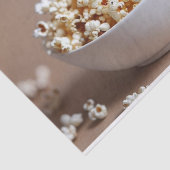 Een kom popcorn met wat verspreid tissuepapier (Detail)