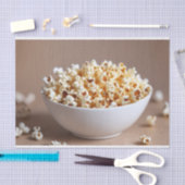 Een kom popcorn met wat verspreid tissuepapier (Craft)
