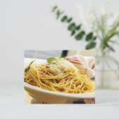 Een kom spaghetti serveren met tomatensaus briefkaart (Staand voorkant)