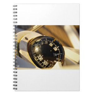 Een kompas dat helpt navigeren en koers houden. notitieboek