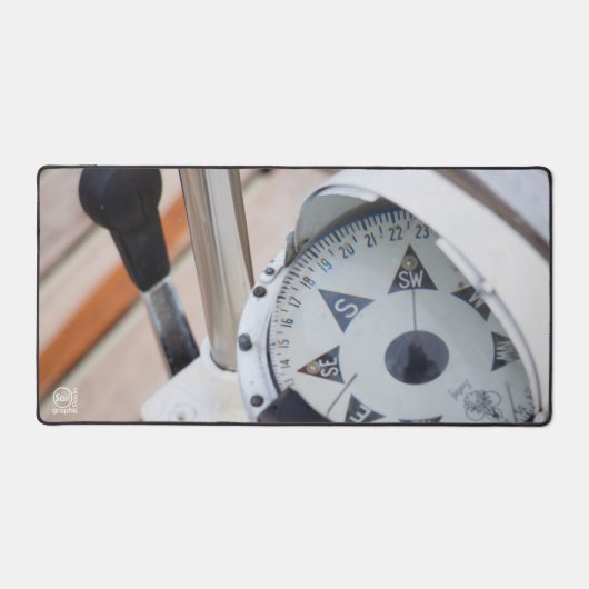 Een kompas om koers uit te zetten voor avontuur. bureaumat (Voorkant)