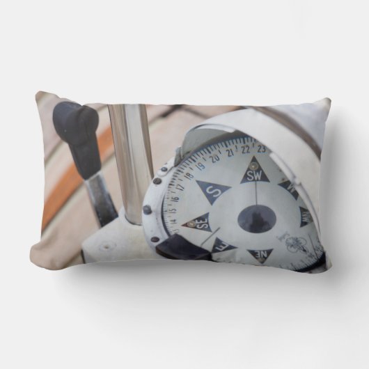 Een kompas om koers uit te zetten voor avontuur. kussen (Voorkant)