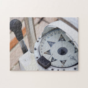Een kompas om koers uit te zetten voor avontuur. legpuzzel