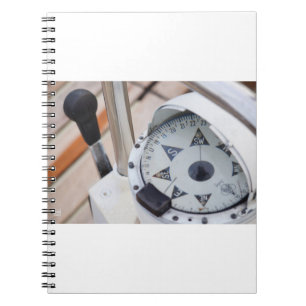 Een kompas om koers uit te zetten voor avontuur. notitieboek