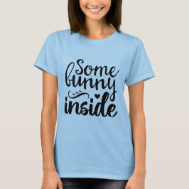 Een konijn binnen t-shirt