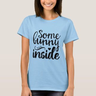 Een konijn binnen t-shirt