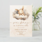 Een konijn draait er een om! 1e verjaardag kaart (Staand voorkant)