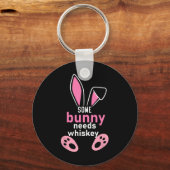 Een konijn heeft whisky nodig sleutelhanger (Voorkant)