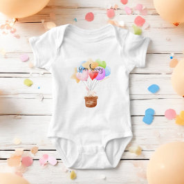 Een konijn is net aangekomen met regenboogballonne romper