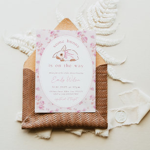 Een konijn is onderweg op Baby shower Invite. Pase Kaart