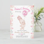 Een konijn is twee! 2e verjaardag meisje roze ball kaart (Staand voorkant)