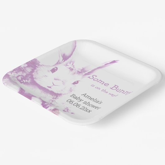 Een konijn komt Baby shower Papieren Bordje (Gebogen)