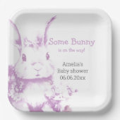 Een konijn komt Baby shower Papieren Bordje (Voorkant)