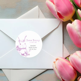 Een konijn komt Baby shower Ronde Sticker
