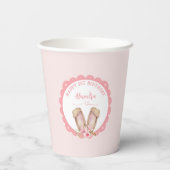 Een konijn verandert een roze meisje papieren bekers (Achterkant)