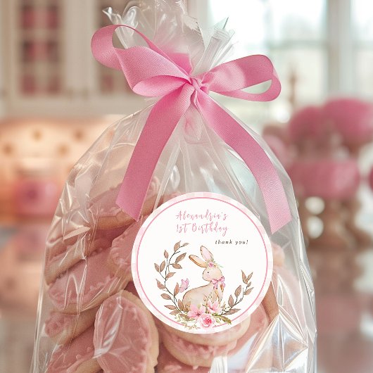 Een konijn verandert een roze meisje ronde sticker