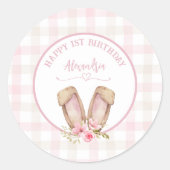 Een konijn verandert een roze meisje ronde sticker (Voorkant)