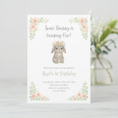 Een Konijn wordt Eén Verjaardagsuitnodiging Kaart (Staand voorkant)