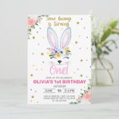 Een konijntje doet een meisje uitnodigen. kaart (Staand voorkant)