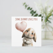 Een konijntje houdt van jou met hartballon kaart (Staand voorkant)