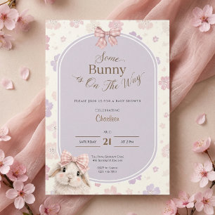 Een konijntje is op komst baby shower uitnodiging