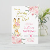 Een konijntje maakt een uitnodiging voor een meisj (Staand voorkant)