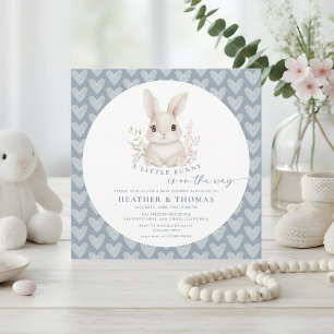 Een Konijntje Stofblauw QR Code Baby Shower Kaart