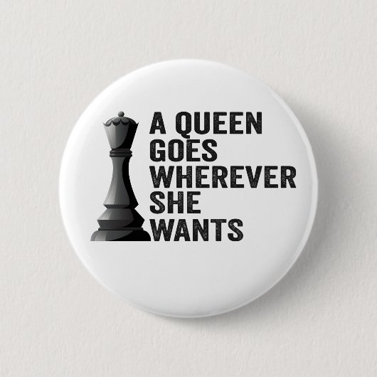 Een koningin gaat waar ze wil grappige schaakliefh ronde button 5,7 cm (Voorkant)