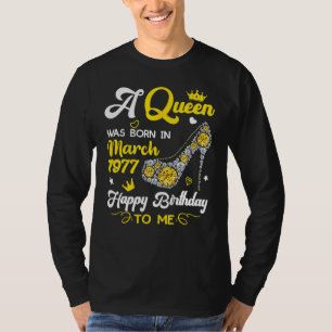Een koningin werd geboren in maart 1977 Birthday H T-shirt