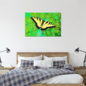 Een Koningsvlinder Landend Canvas Afdruk (Insitu (Slaapkamer))