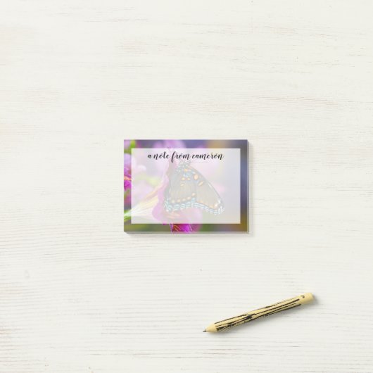Een Koningsvlinder Post-it® Notes (Op bureau)