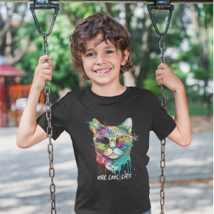 Eén kool kat met kleurrijke zonnebrillen t-shirt