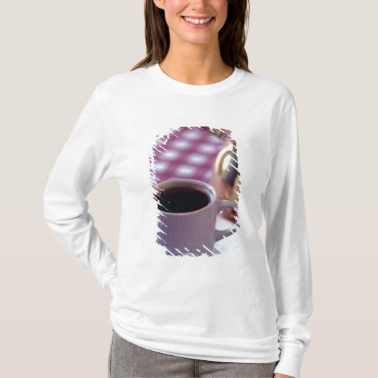 Een kop Arabische koffie. Syrië. Midden T-shirt (Voorkant)