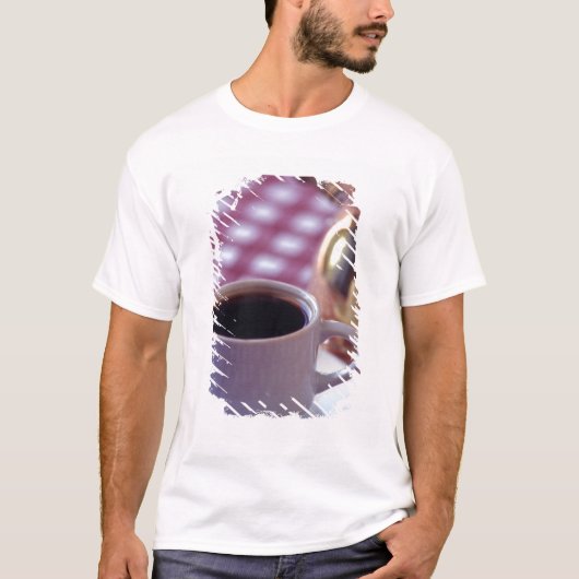 Een kop Arabische koffie. Syrië. Midden T-shirt (Voorkant)