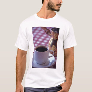 Een kop Arabische koffie. Syrië. Midden T-shirt