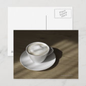 Een kop cappuccino-koffie ligt op een eikel briefkaart (Voorkant / Achterkant)