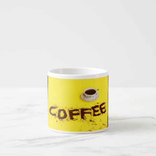 een kop vol koffie in espressokopje (Voorkant)