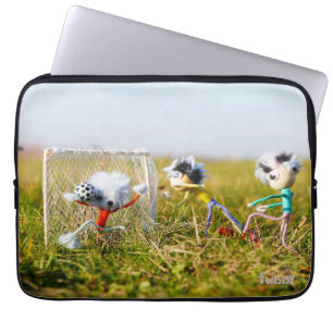 Een Kopbal op doel van een voetbal – Glossy poster Laptop Sleeve