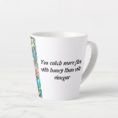 Een kopje liefde om je dag op te fleuren latte mok (Rechterhoek)