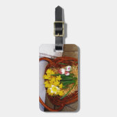 Een korf van gele diaffodils en paasgriep bagagelabel (Voorkant verticaal)