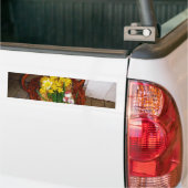 Een korf van gele diaffodils en paasgriep bumpersticker (Op Truck)