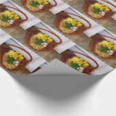 Een korf van gele diaffodils en paasgriep cadeaupapier (Hoek)