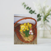 Een korf van gele diaffodils en paasgriep feestdagenkaart (Staand voorkant)