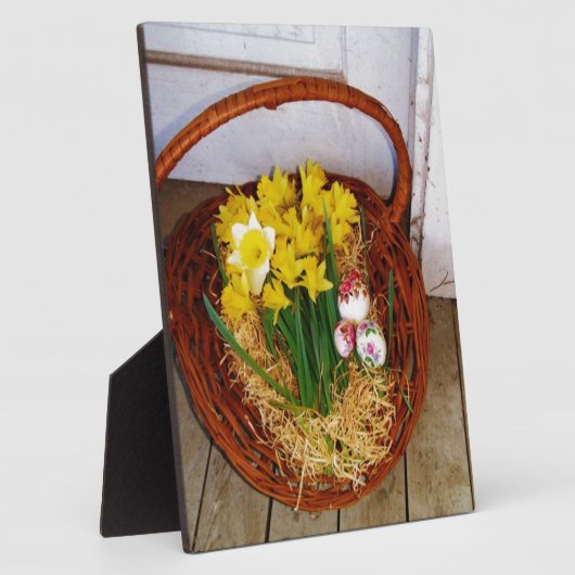 Een korf van gele diaffodils en paasgriep fotoplaat (Zijkant)