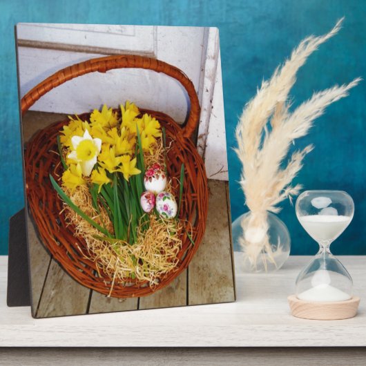 Een korf van gele diaffodils en paasgriep fotoplaat (Zijkant)