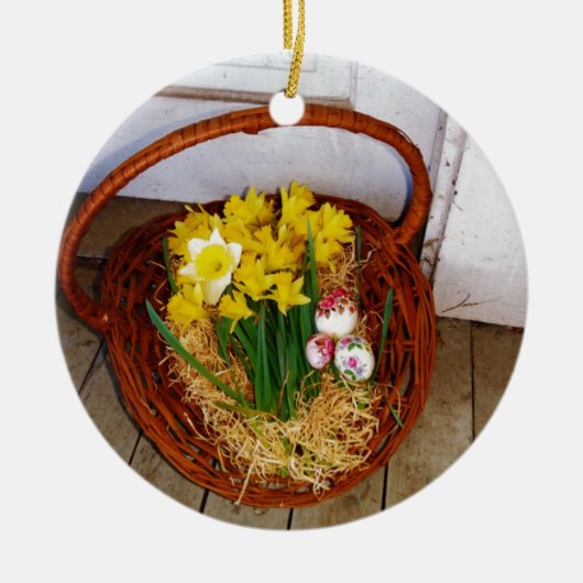 Een korf van gele diaffodils en paasgriep keramisch ornament (Voorkant)