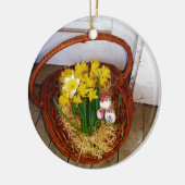 Een korf van gele diaffodils en paasgriep keramisch ornament (Links)