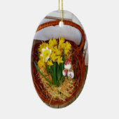 Een korf van gele diaffodils en paasgriep keramisch ornament (Rechts)