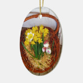Een korf van gele diaffodils en paasgriep keramisch ornament (Links)